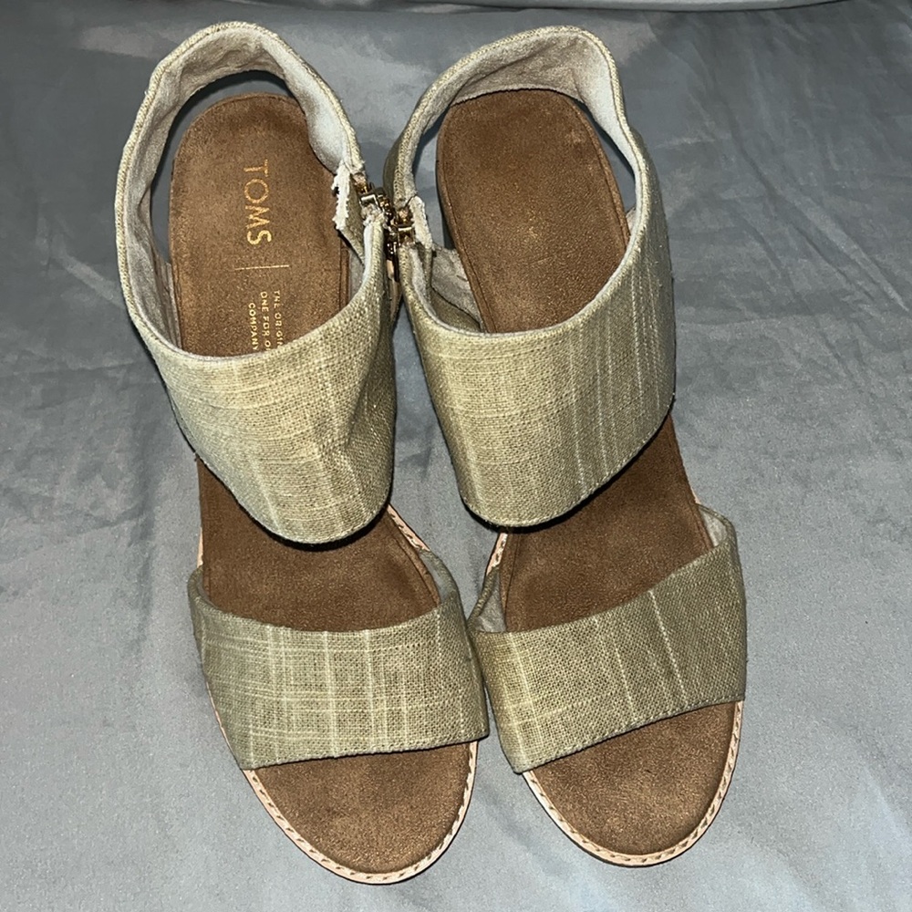 TOMS Womens Majorca Cutout Heeled Sandal in Woven Champagne Metallic Foil 10